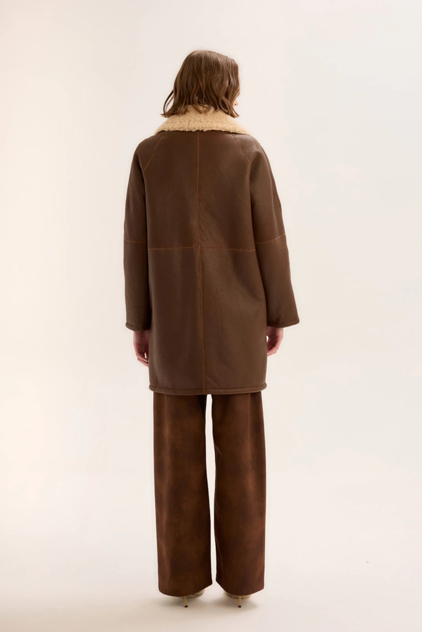 Shearling Detaylı Kahve Kısa Deri Kaban Arka Görünüm - BEJ Fine Factory