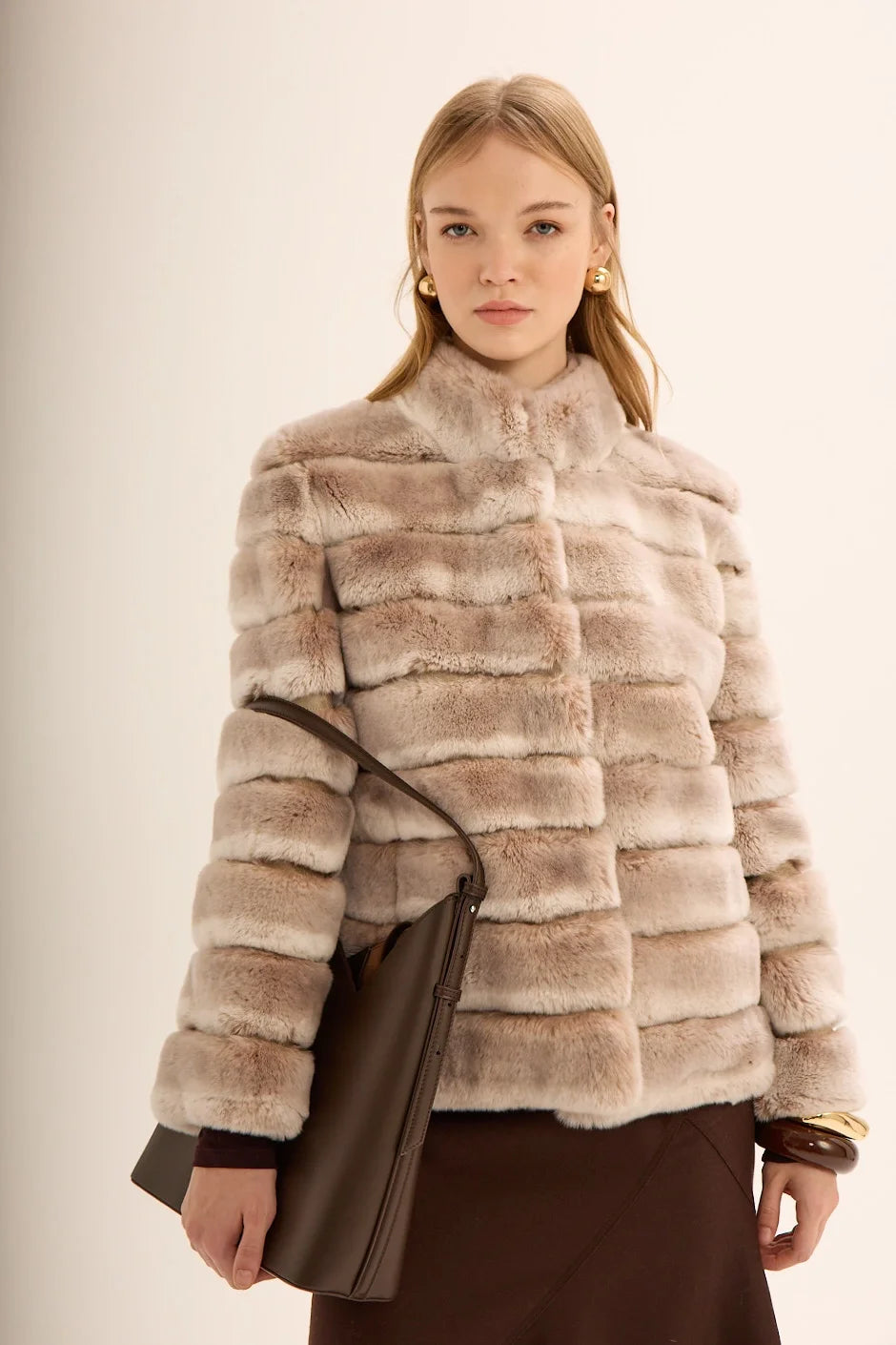 معطف من فرو الشنشيلة بيج