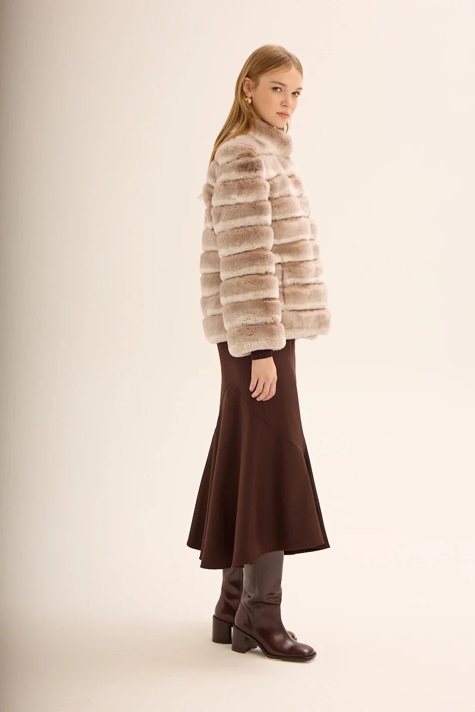 معطف من فرو الشنشيلة بيج