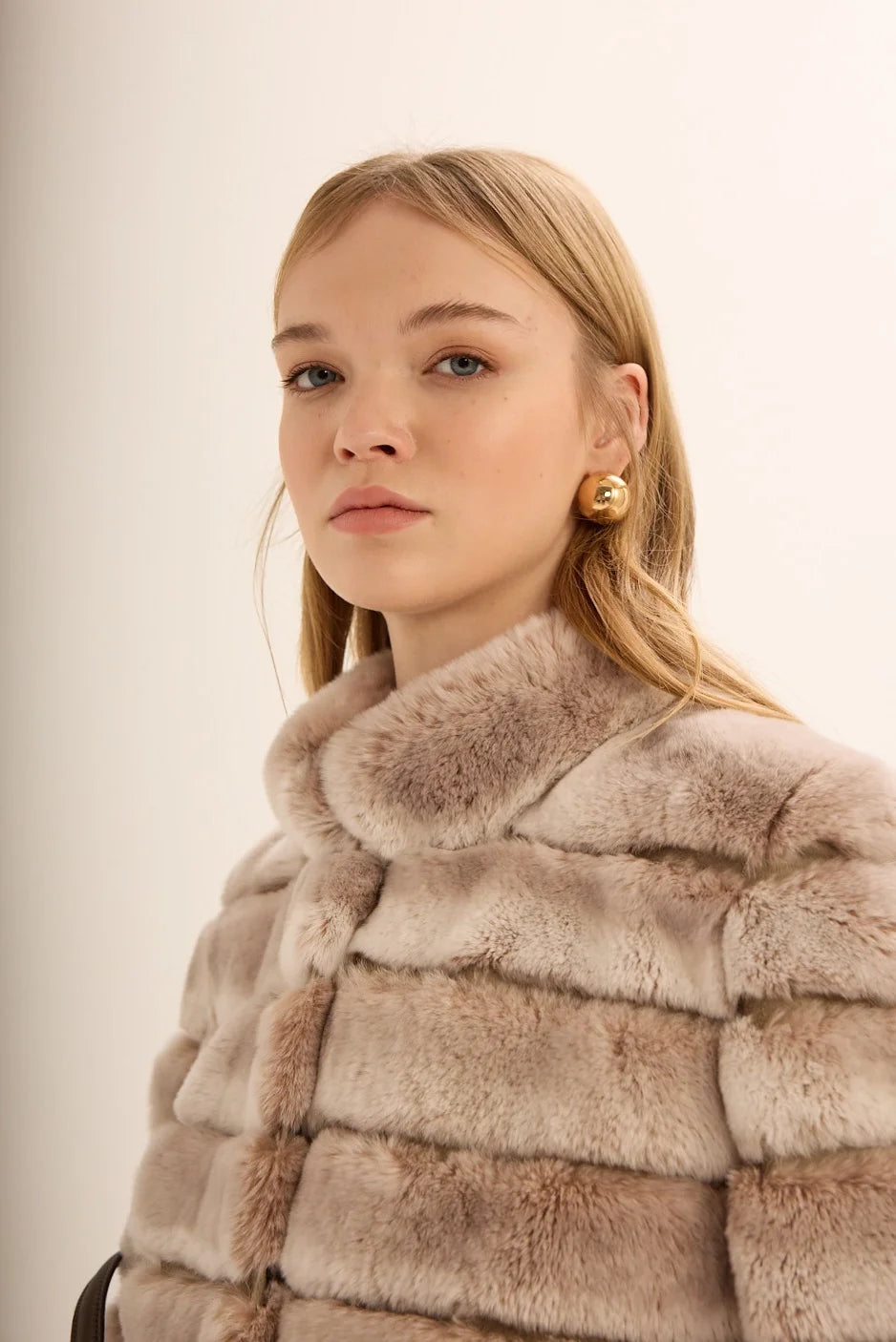 معطف من فرو الشنشيلة بيج