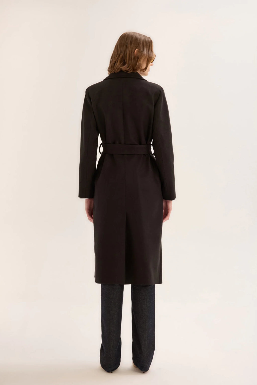 معطف نسائي أسود من الكشمير بتفاصيل خياطة