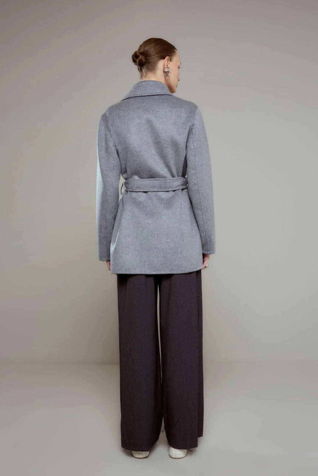 معطف قصير رمادي من الكشمير مخيط يدويًا