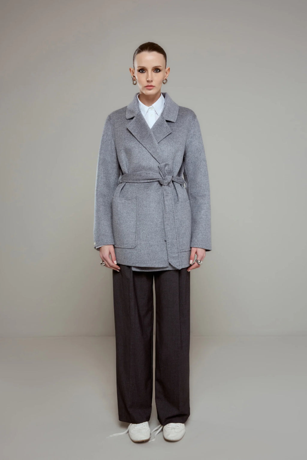 معطف قصير رمادي من الكشمير مخيط يدويًا