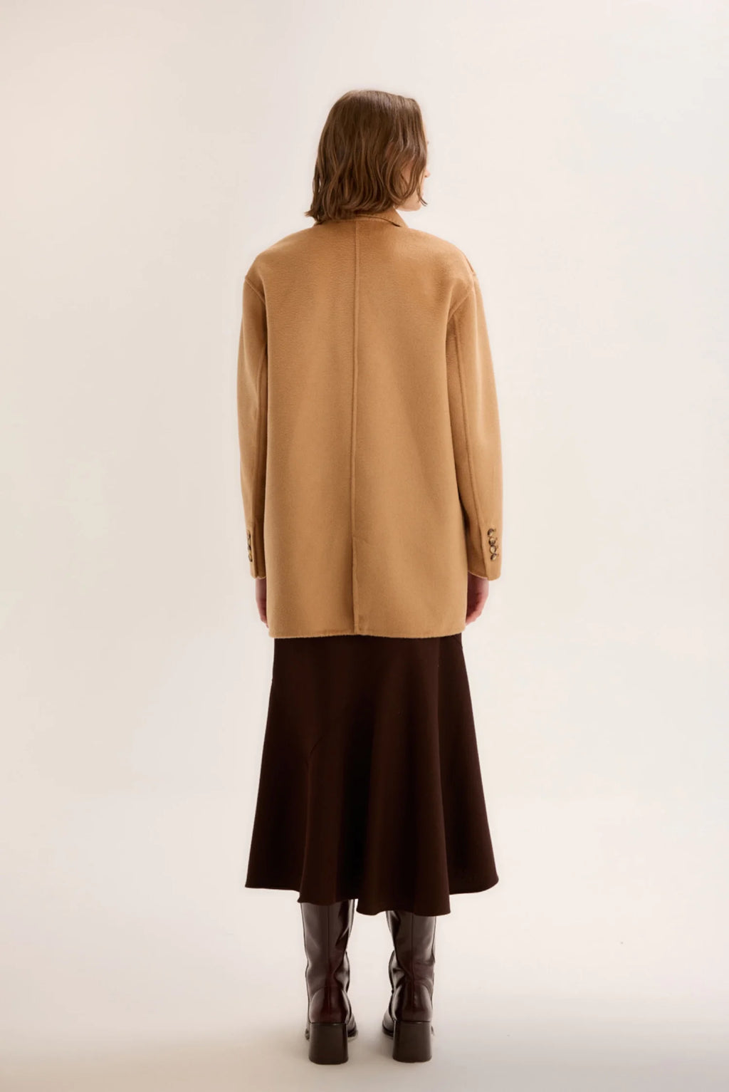 جاكيت من الكشمير مخيط يدويًا مع جيوب وغطاء، لون جملي.