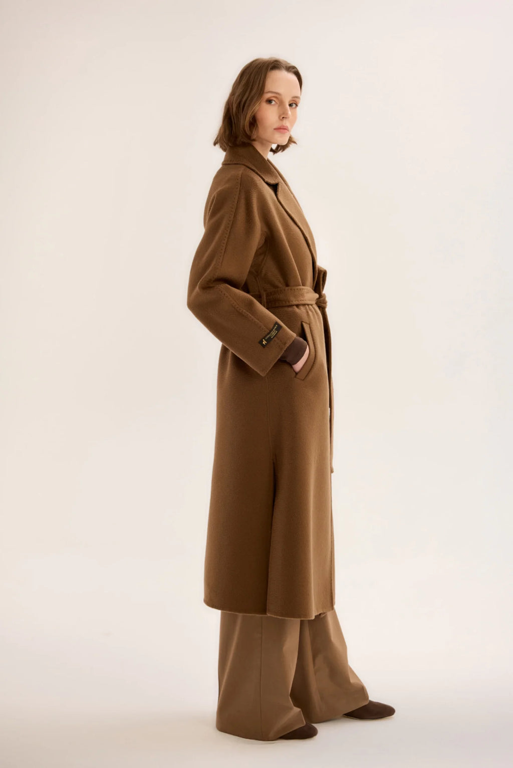 معطف من الكشمير مخيط يدويًا، لون قهوة.