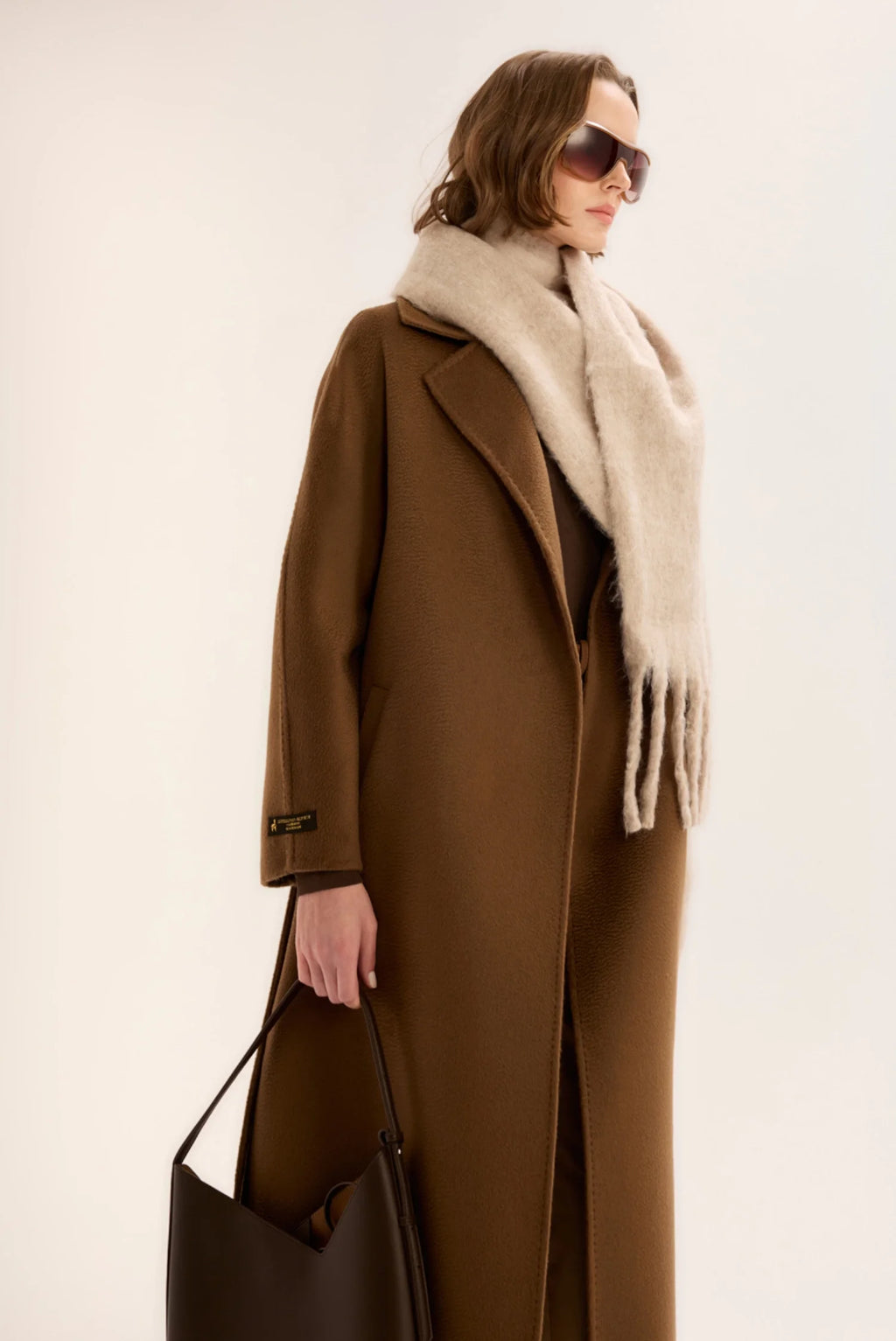 معطف من الكشمير مخيط يدويًا، لون قهوة.