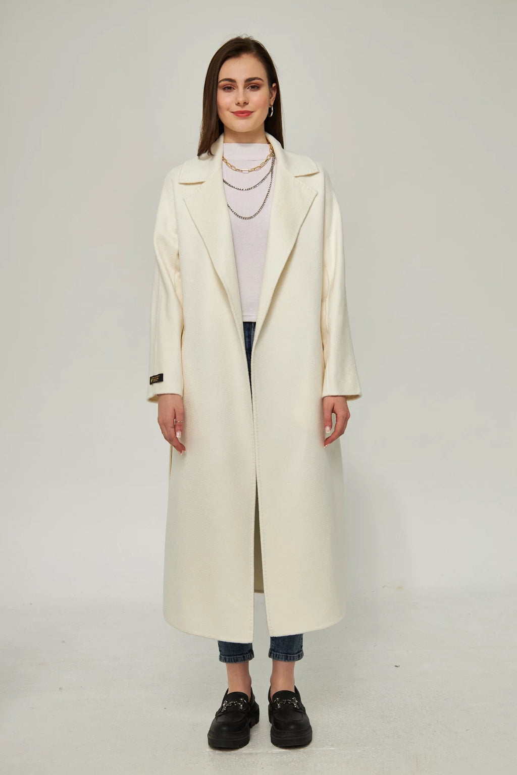 معطف كشمير مخيط يدويًا بلون بيج فاتح