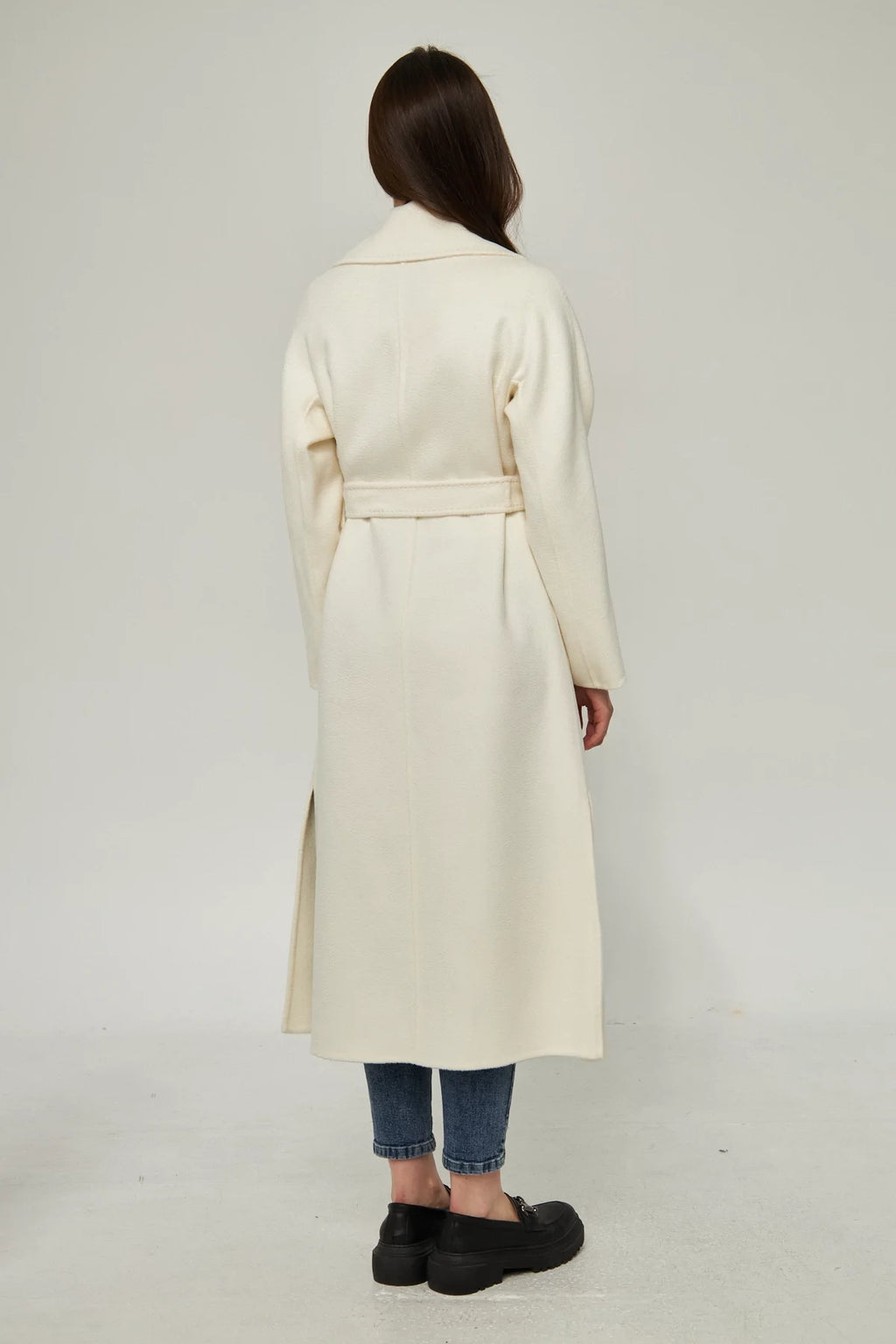 معطف كشمير مخيط يدويًا بلون بيج فاتح