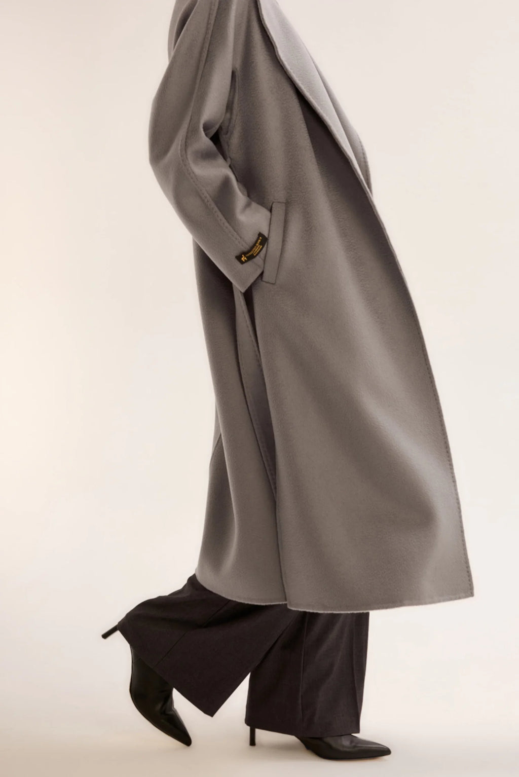 معطف كشمير رمادي اللون، مخيط يدويًا