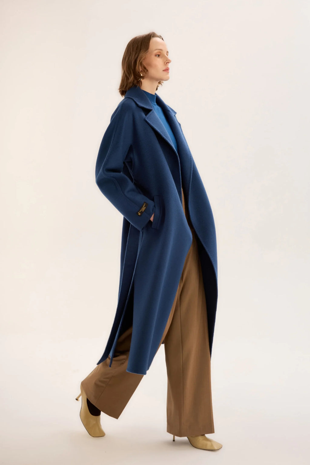 معطف من الكشمير مخيط يدويًا، لون كحلي.