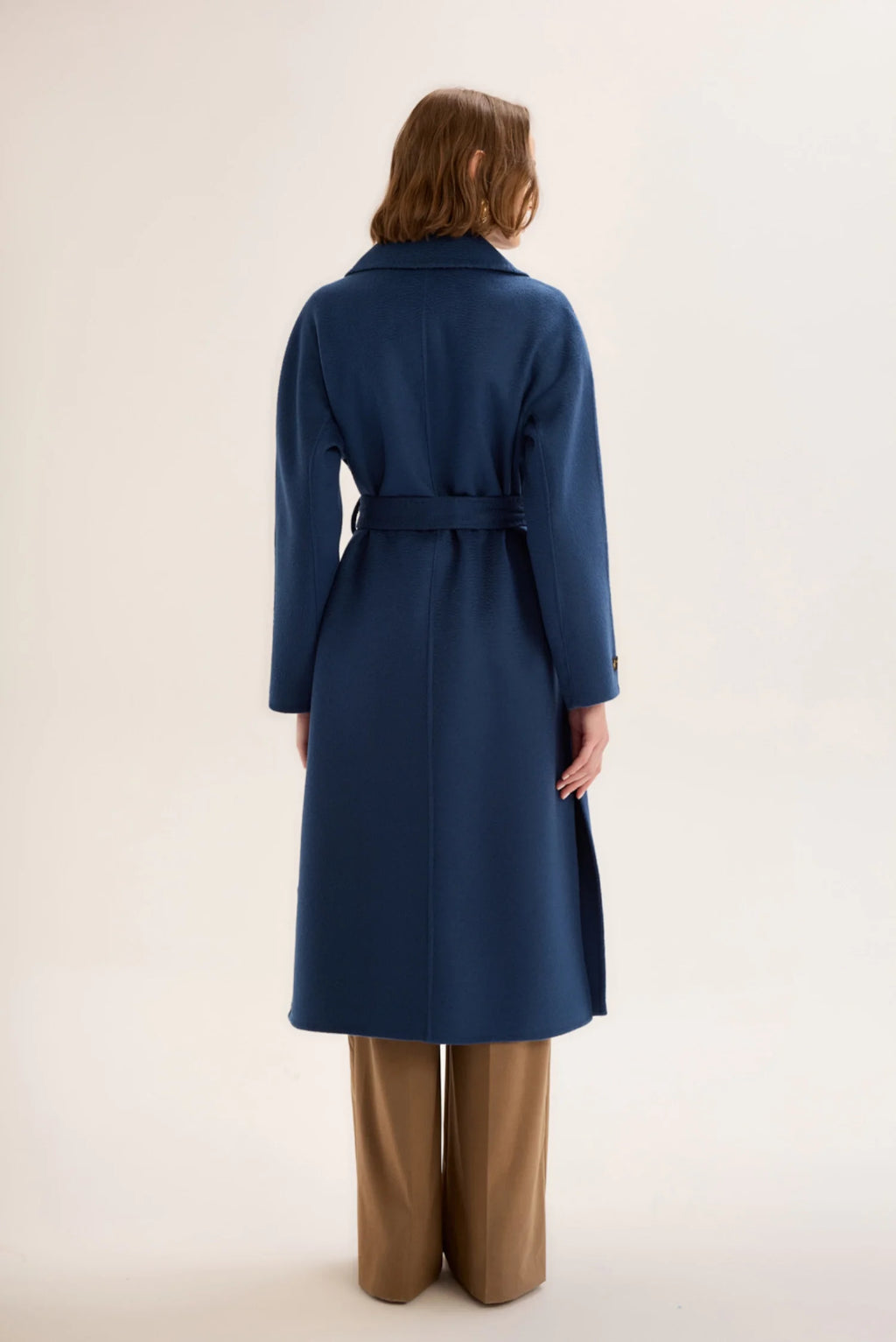 معطف من الكشمير مخيط يدويًا، لون كحلي.