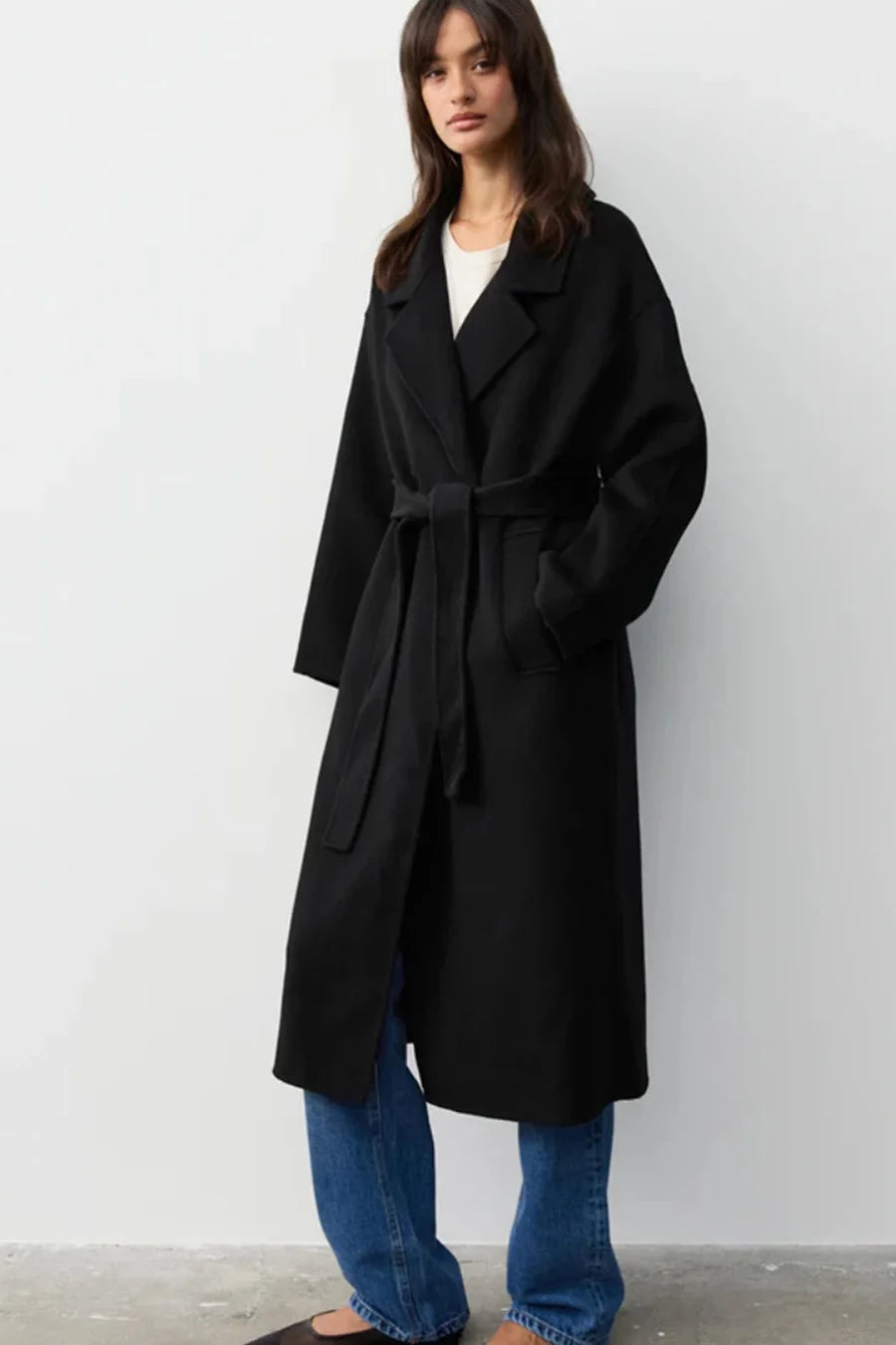 HAND-STITCHED CASHMERE COAT, BLACK.