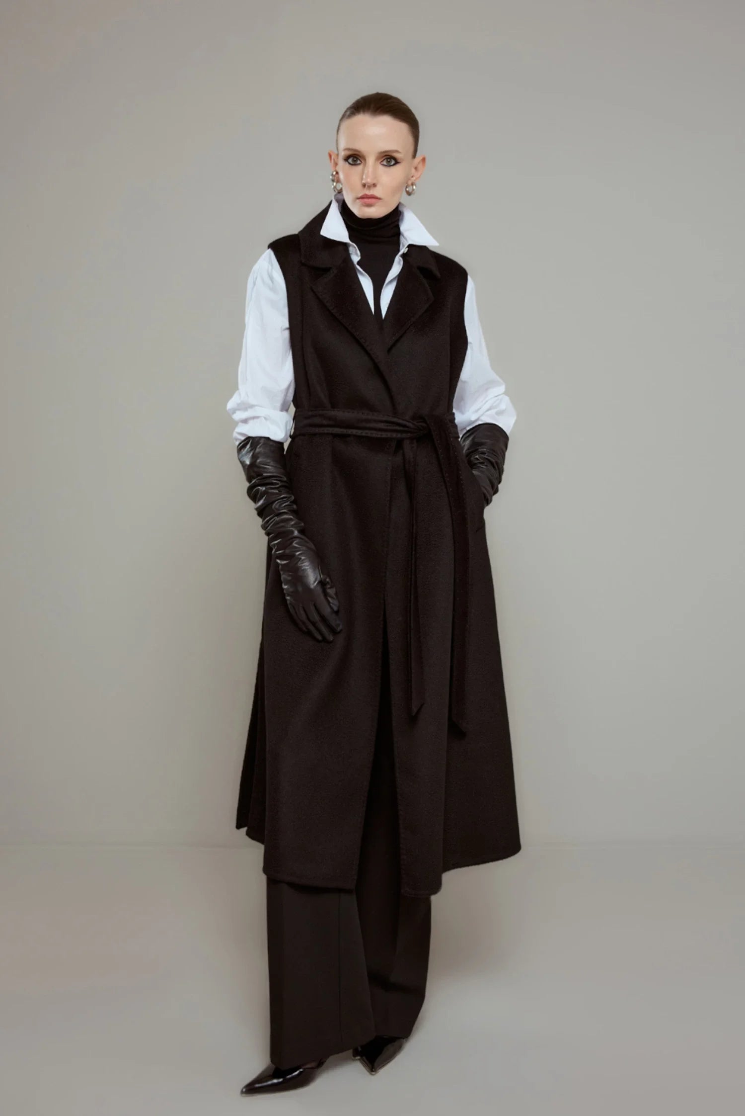 HAND-STITCHED CASHMERE VEST, BLACK.