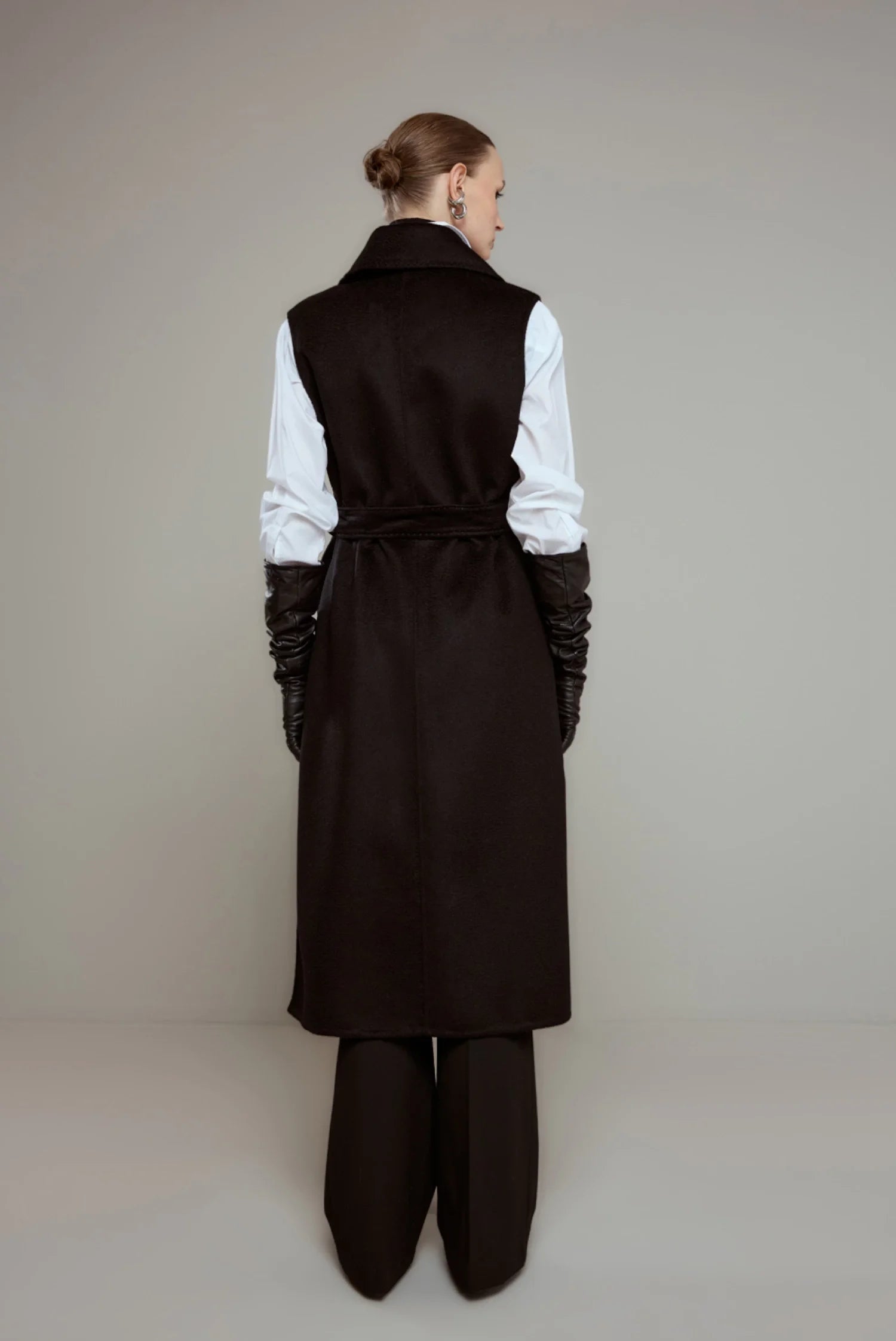 HAND-STITCHED CASHMERE VEST, BLACK.