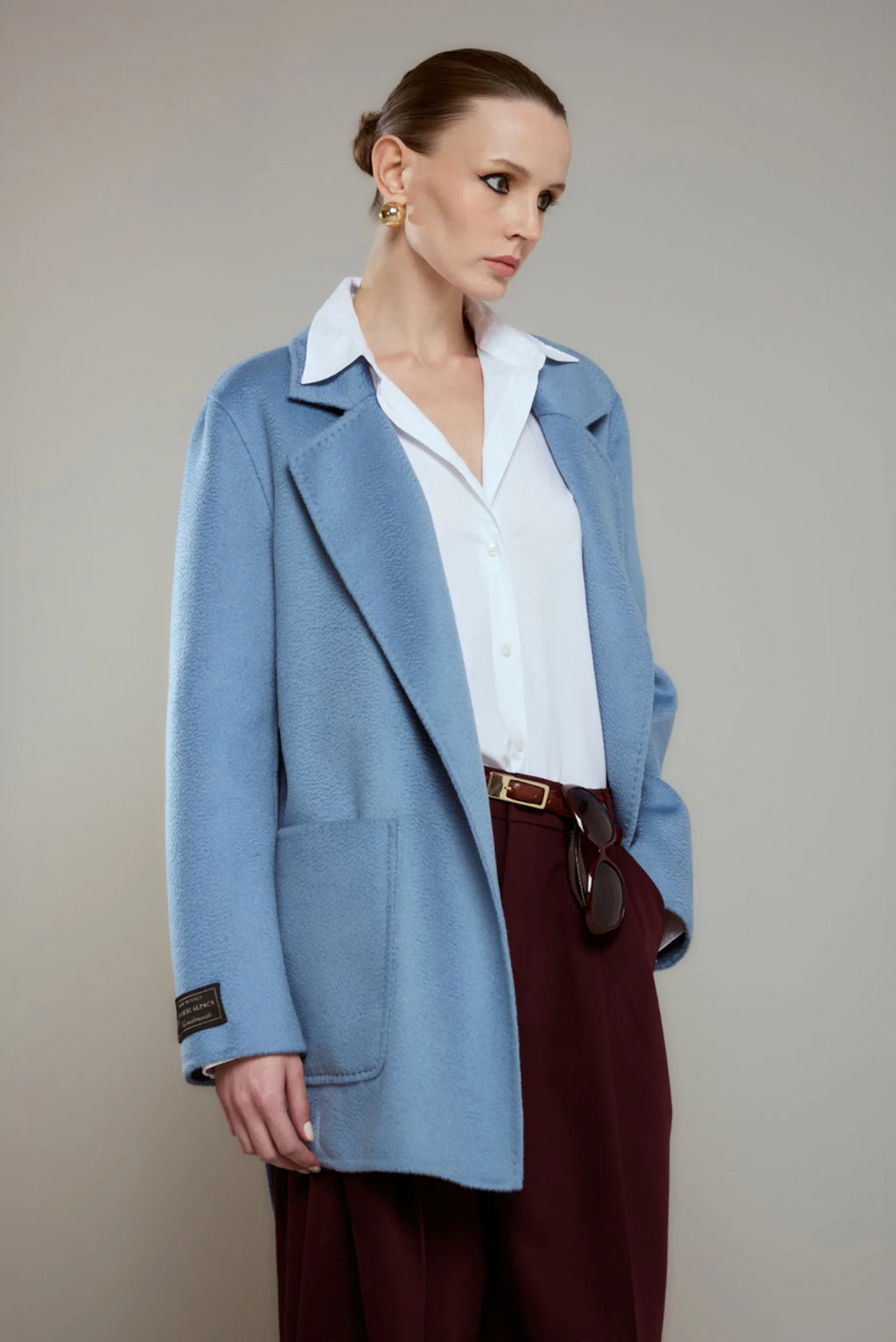 معطف قصير من الكشمير الأزرق مخيط يدويًا