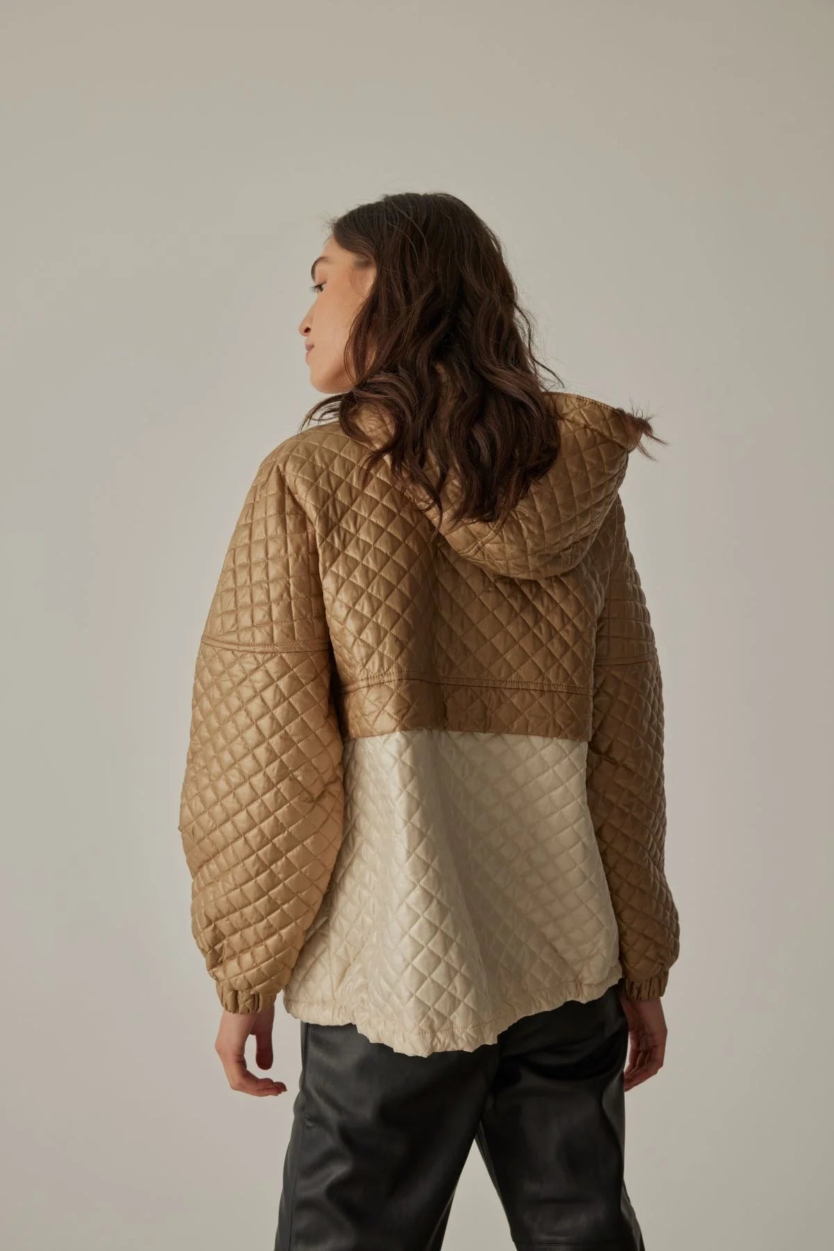 Women's short hooded quilted jacket in beige.