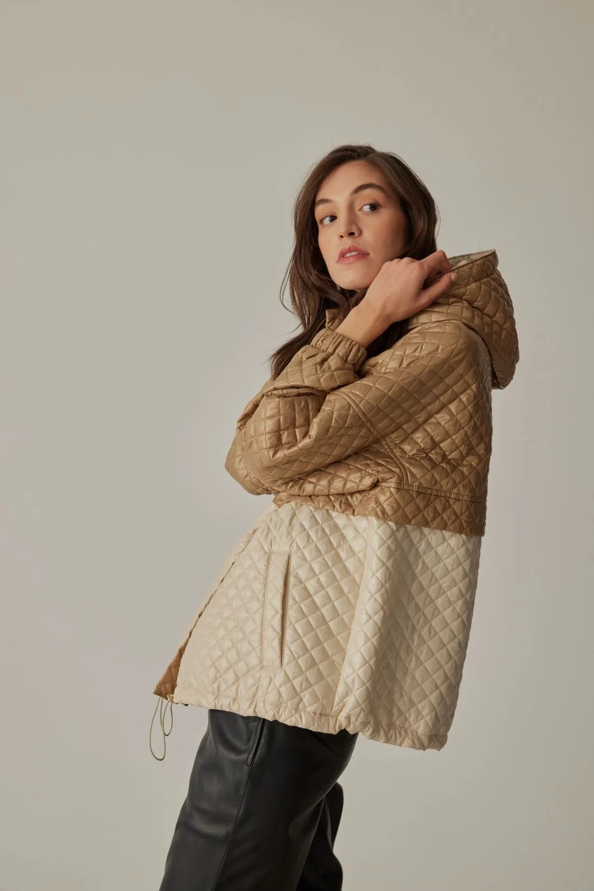 Women's short hooded quilted jacket in beige.