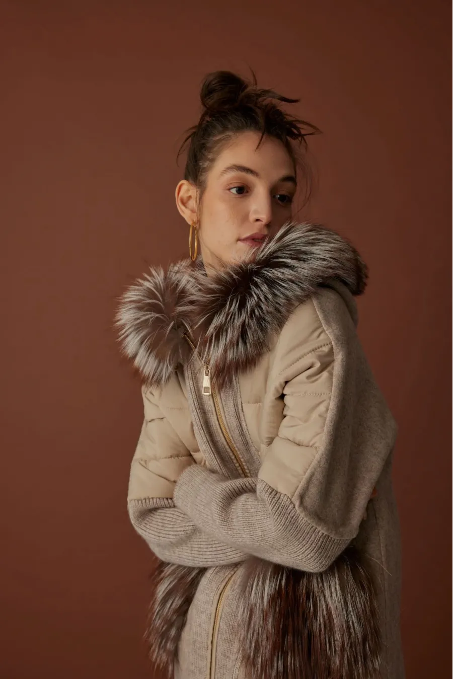 LIGHT BROWN WOMEN'S COAT WITH FUR DETAILS AND TRIMMING.