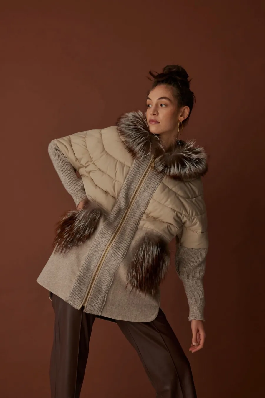 LIGHT BROWN WOMEN'S COAT WITH FUR DETAILS AND TRIMMING.