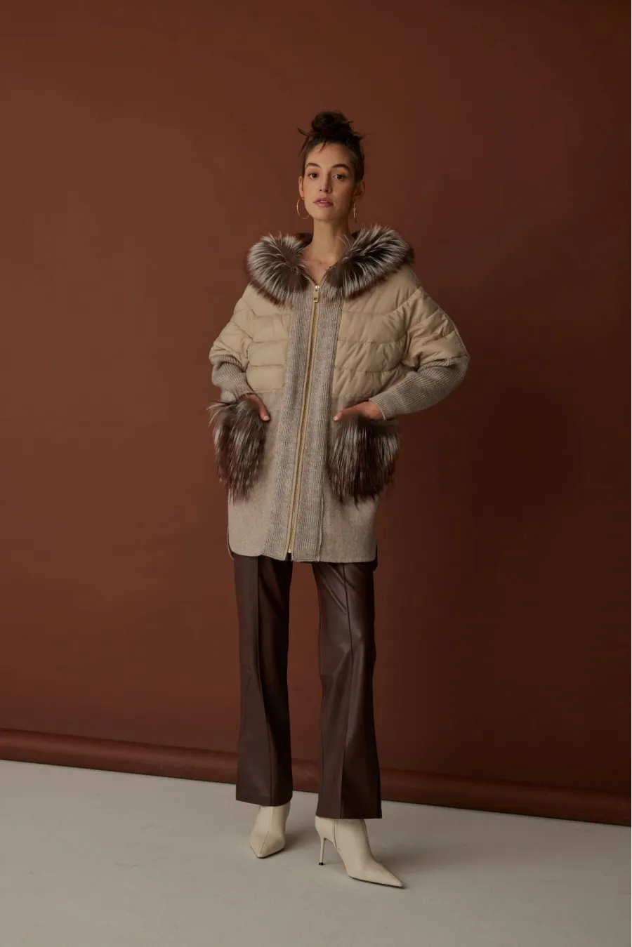 LIGHT BROWN WOMEN'S COAT WITH FUR DETAILS AND TRIMMING.