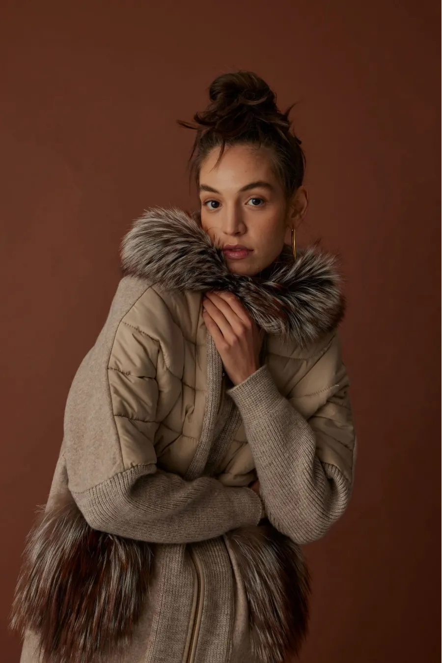 LIGHT BROWN WOMEN'S COAT WITH FUR DETAILS AND TRIMMING.