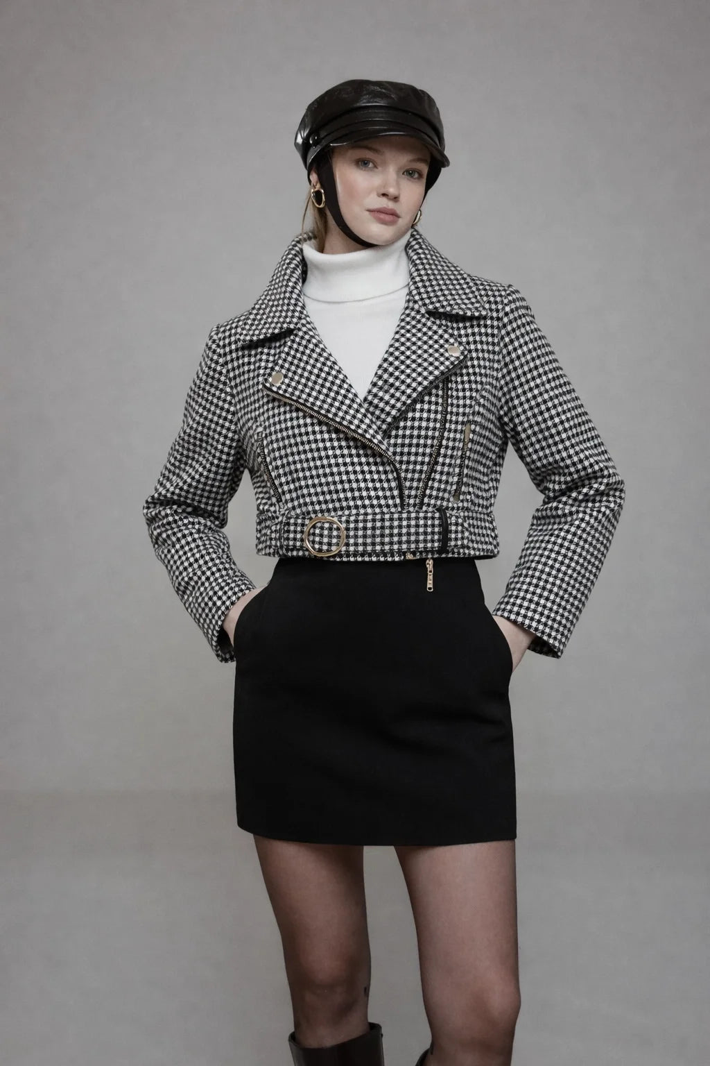 BLACK AND WHITE WOMEN'S COAT WITH HOUNDSTOOTH PATTERN