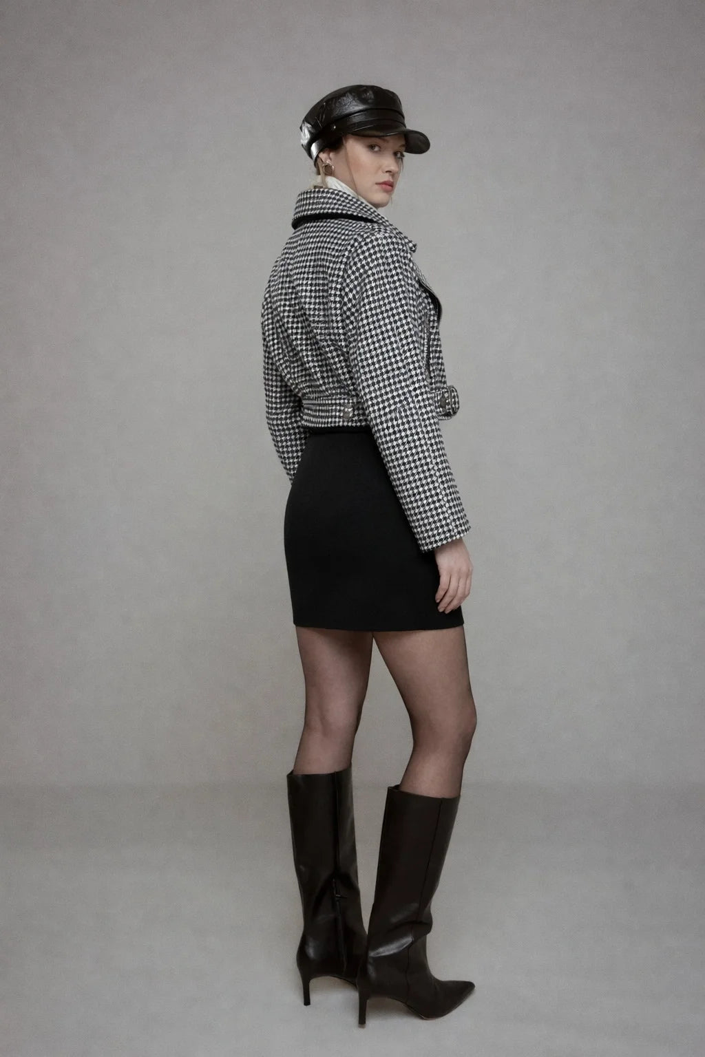 BLACK AND WHITE WOMEN'S COAT WITH HOUNDSTOOTH PATTERN