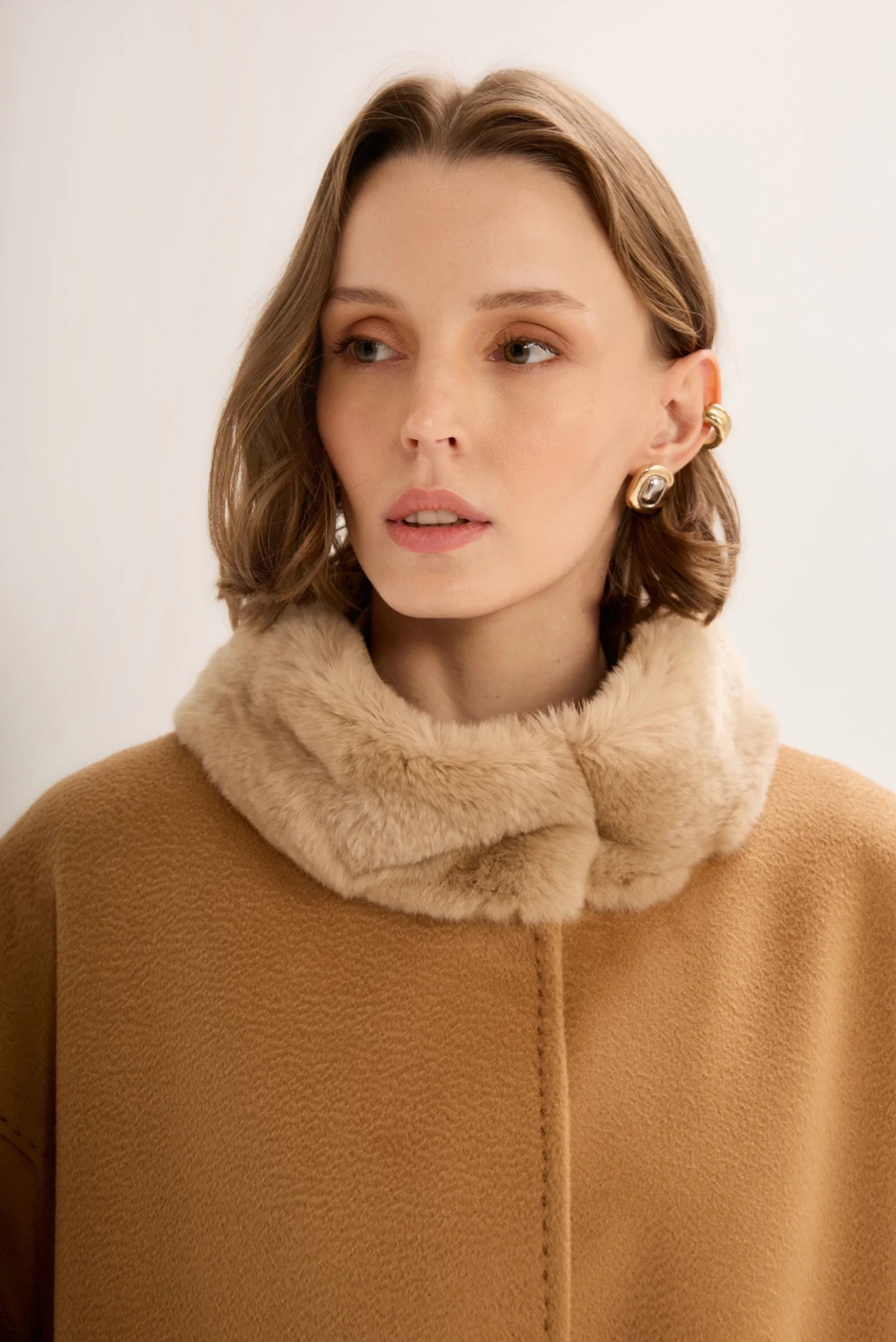 HAND-STITCHED SHORT CAMEL CASHMERE COAT WITH FUR DETAILS
