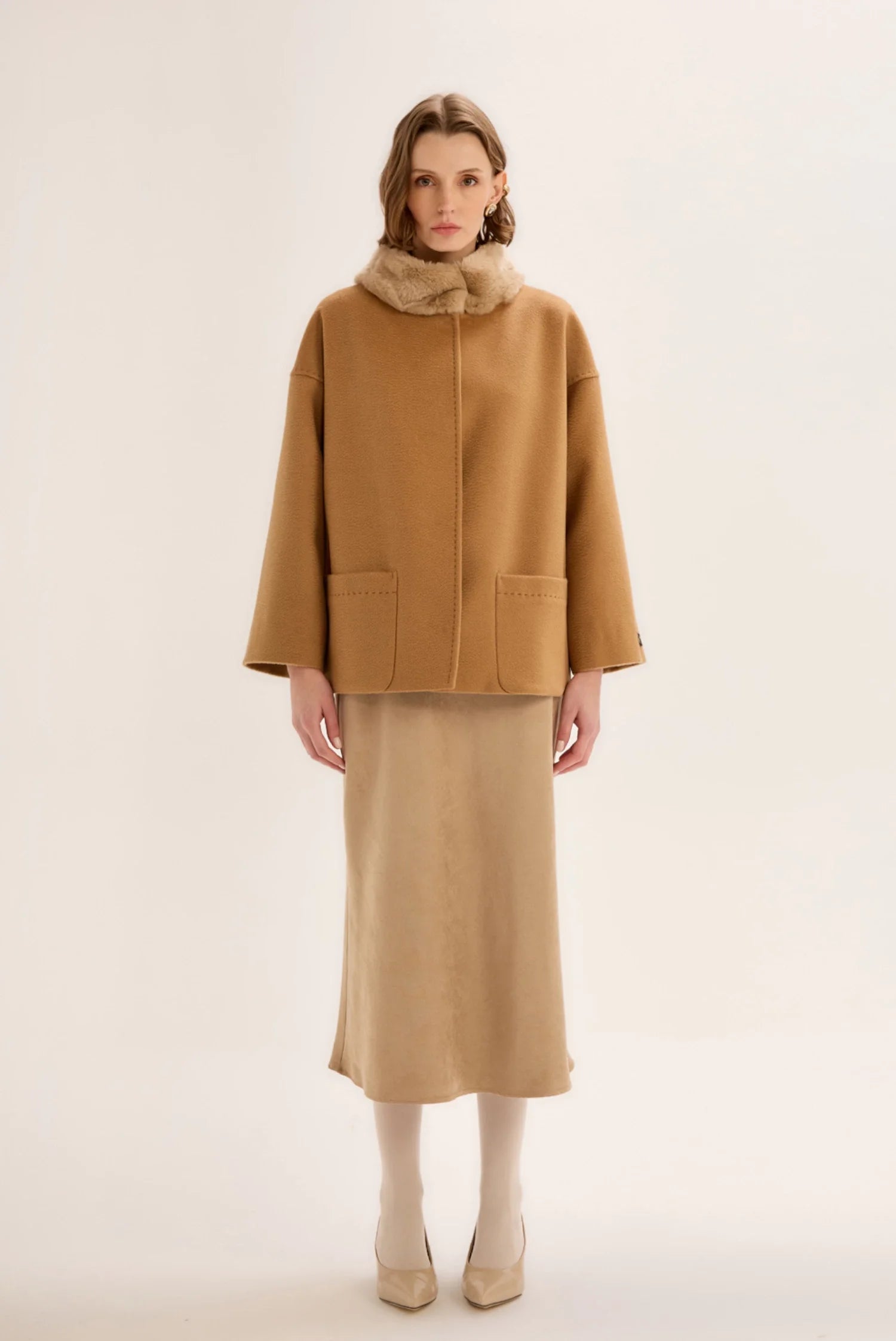 HAND-STITCHED SHORT CAMEL CASHMERE COAT WITH FUR DETAILS