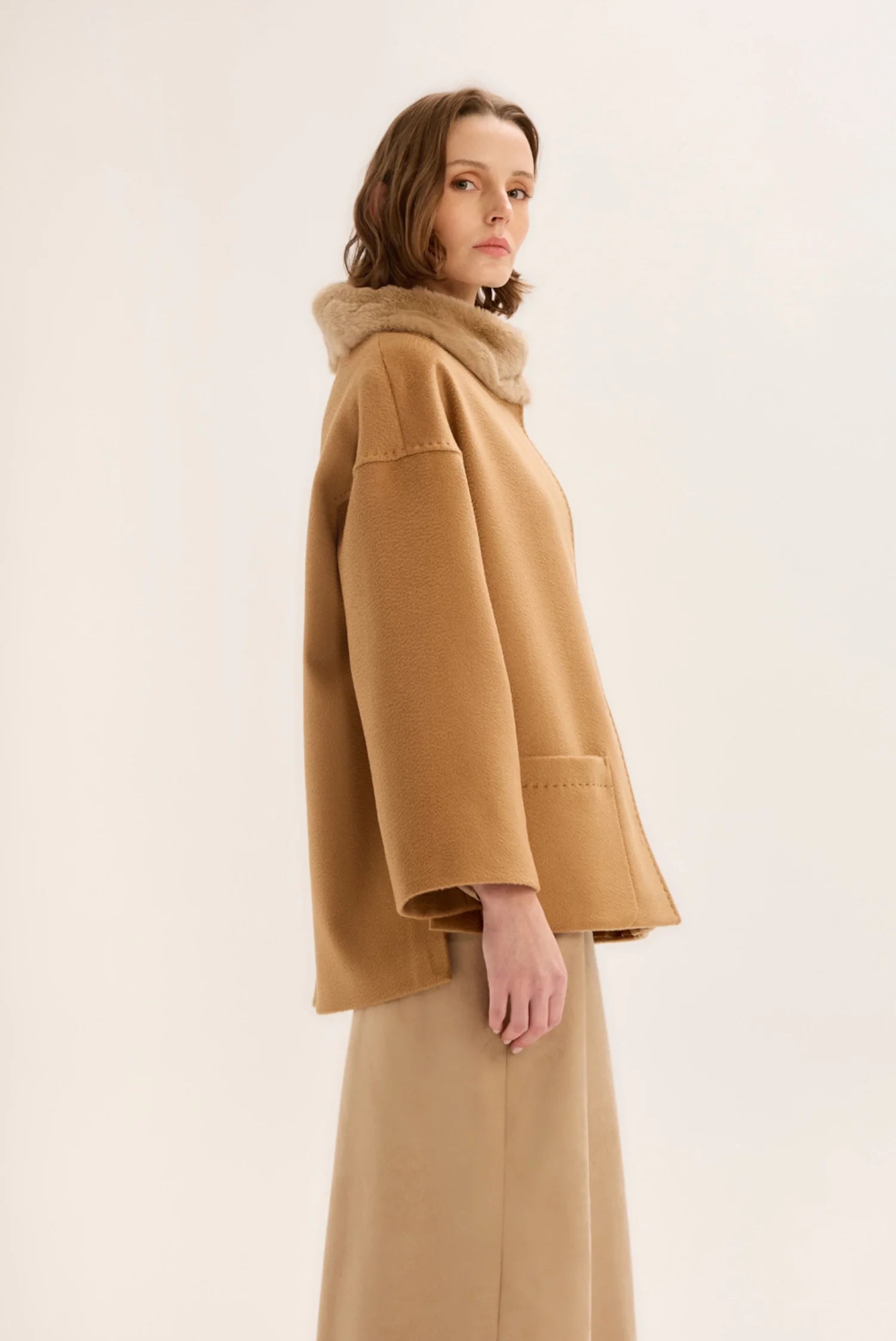 HAND-STITCHED SHORT CAMEL CASHMERE COAT WITH FUR DETAILS
