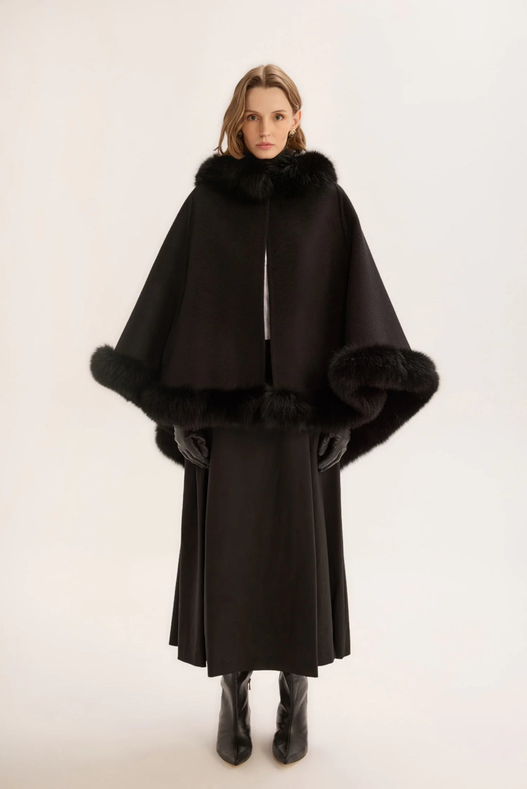 عباءة سوداء بياقة من ثعلب 